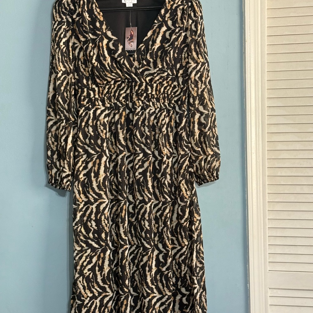 Sofia Vergara Black and Cream Sheath Dress with Long Bishop Sleeves and V-Neck - Picture 10 of 12
